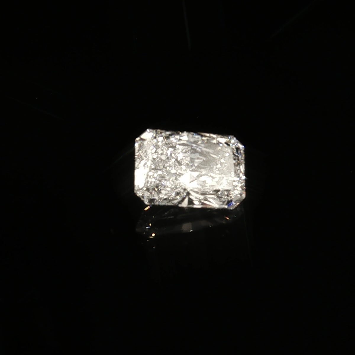 4.09 ct Lab-Grown Elongated Radiant E VVS 2