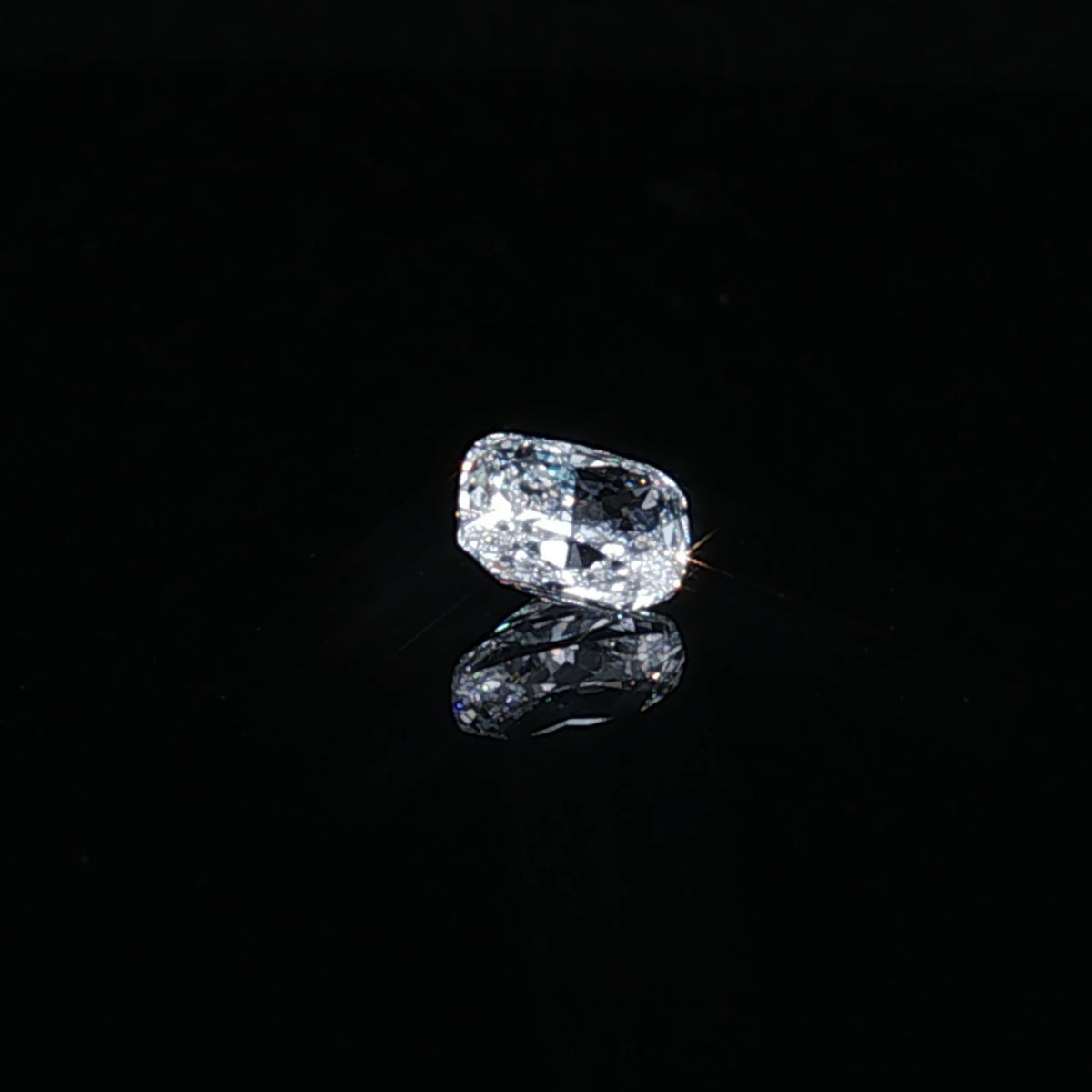 1.02 ct Lab-Grown Cushion Modified Brilliant E VS 1