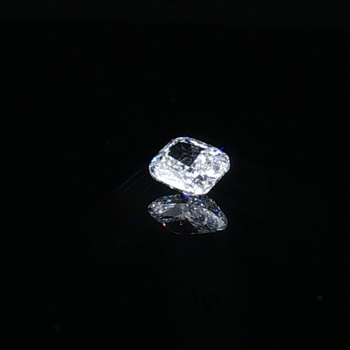 1.02 ct Lab-Grown Cushion Modified Brilliant E VS 1