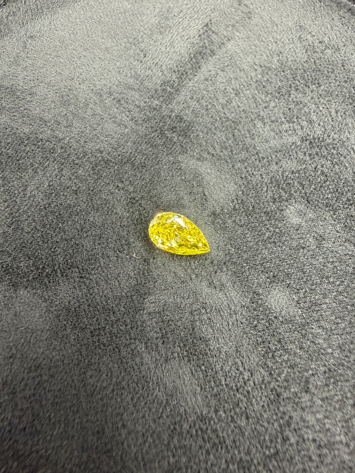 1.62 ct Lab-Grown Pear Fancy Vivid Yellow VS 2