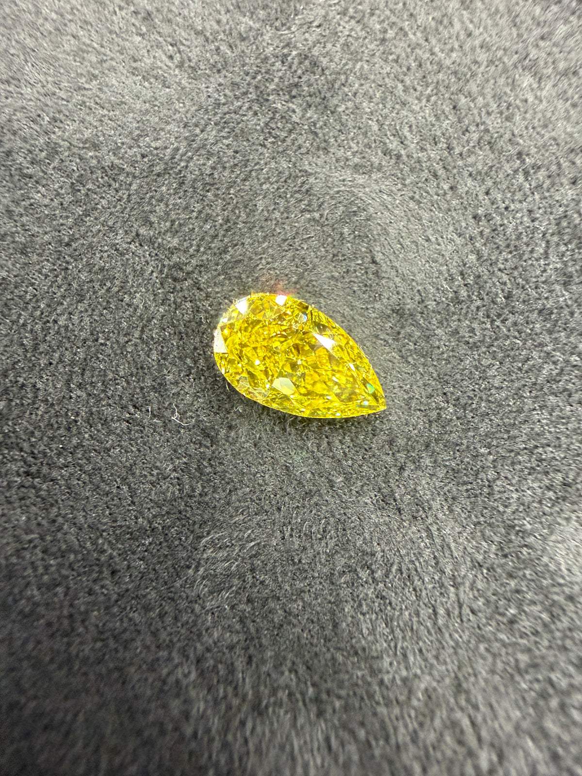 1.62 ct Lab-Grown Pear Fancy Vivid Yellow VS 2