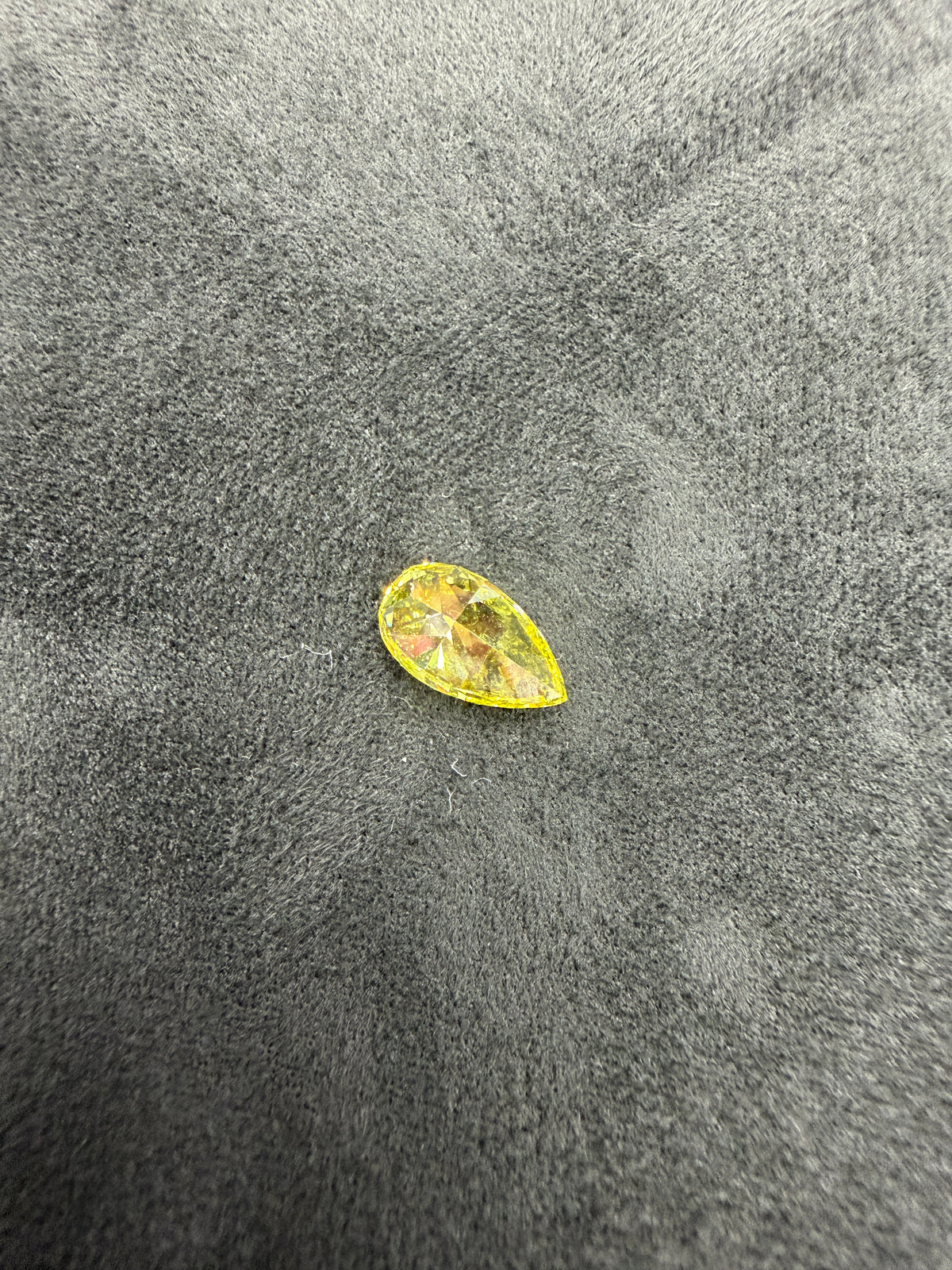 1.62 ct Lab-Grown Pear Fancy Vivid Yellow VS 2