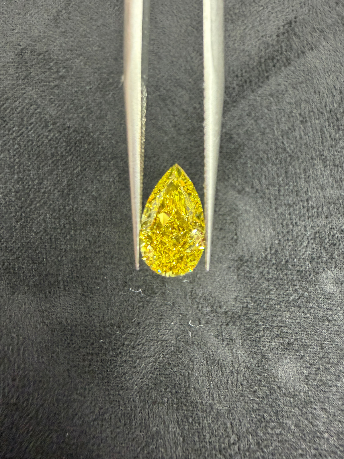 1.62 ct Lab-Grown Pear Fancy Vivid Yellow VS 2