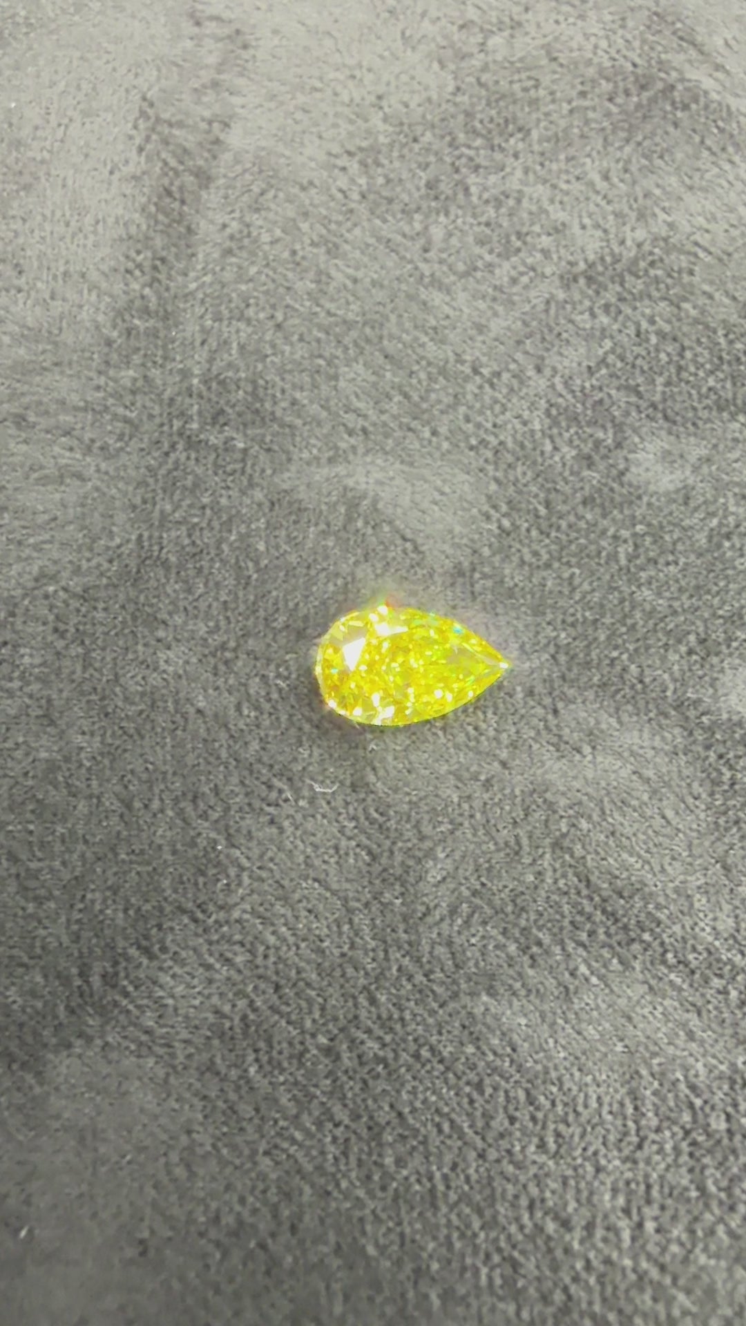 1.62 ct Lab-Grown Pear Fancy Vivid Yellow VS 2