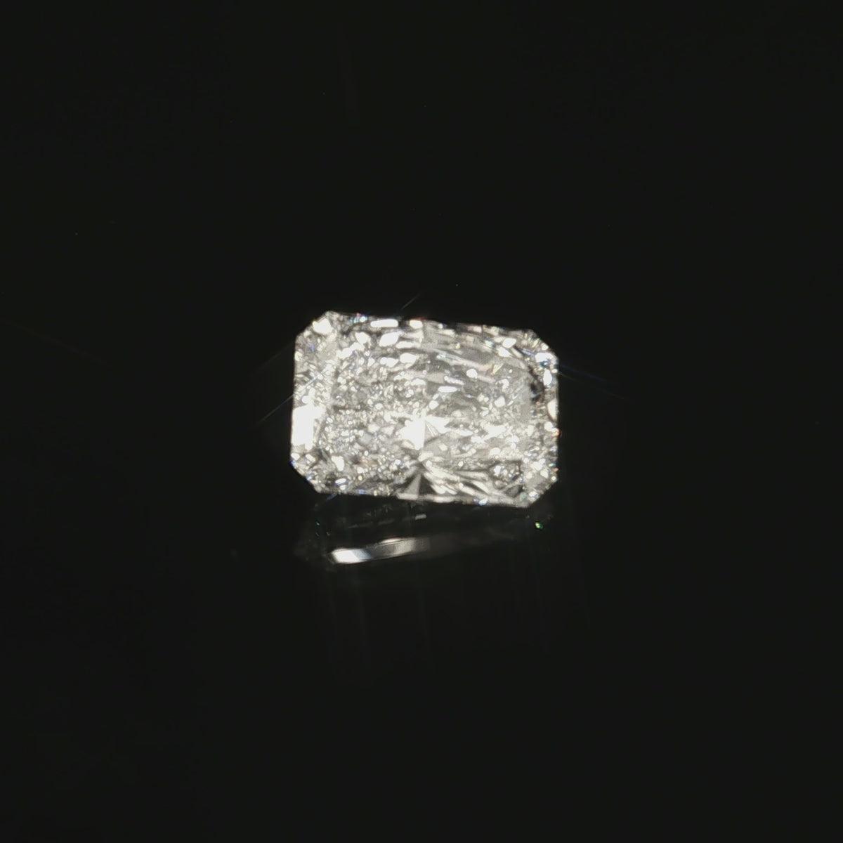 4.09 ct Lab-Grown Elongated Radiant E VVS 2